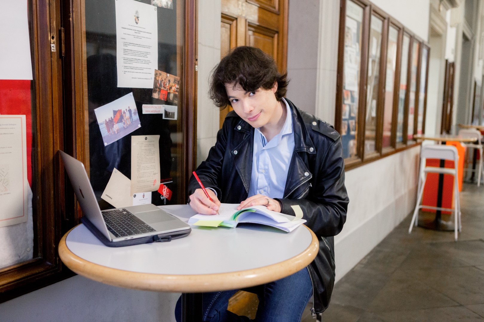 Theo étudie l'histoire online à OpenUni Suisse
